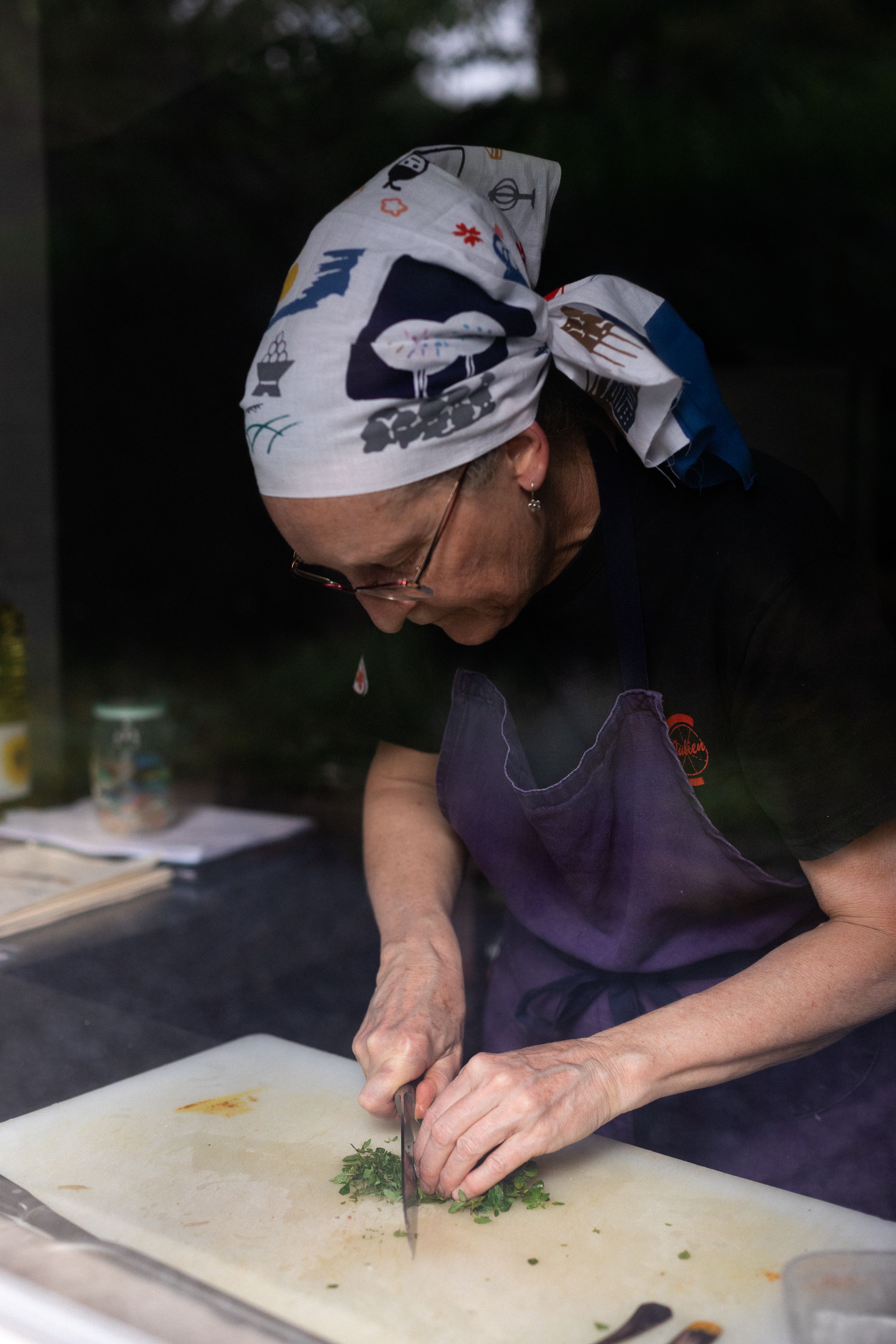Photographe reportage photo métier à Saint-Germain-en-Laye et Paris – focus cuisinière en action