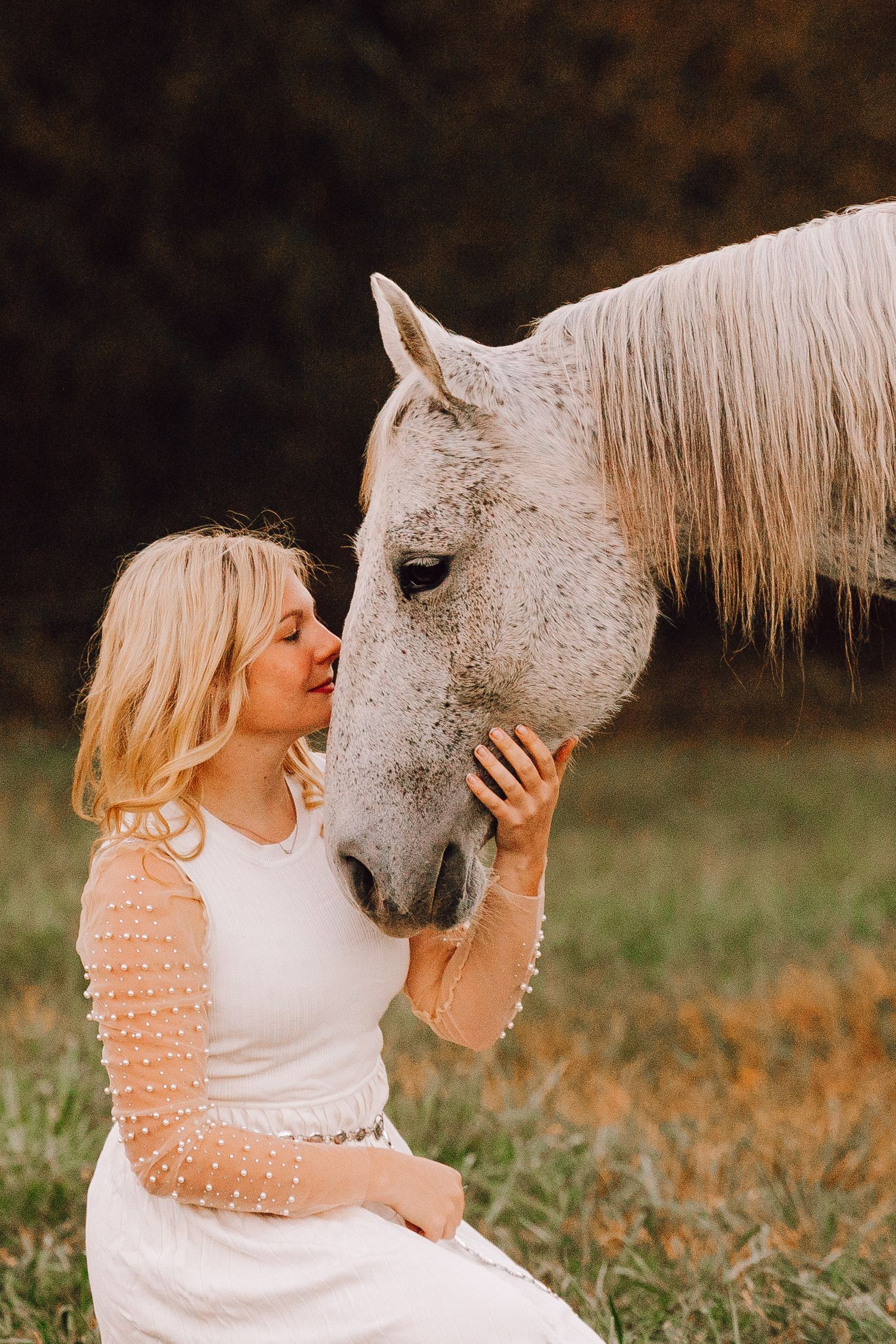 Kentucky senior portraits with barrel racer and her barrel horse pink cowgirl hat senior photos