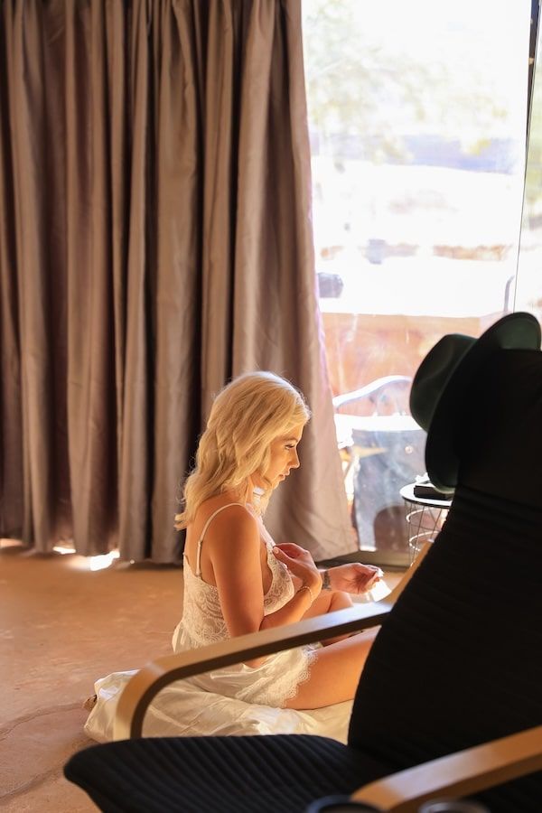 getting ready pictures at an airbnb
