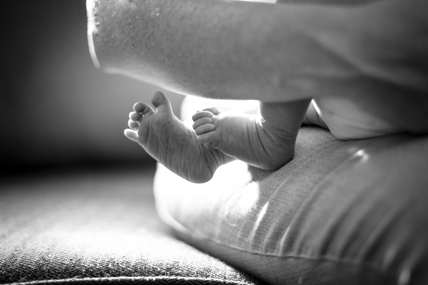 Black and white artistic photograph of newborn's baby feet. Lifestyle newborn photoshoot in Las Vegas. Lifestyle Newborn photography.