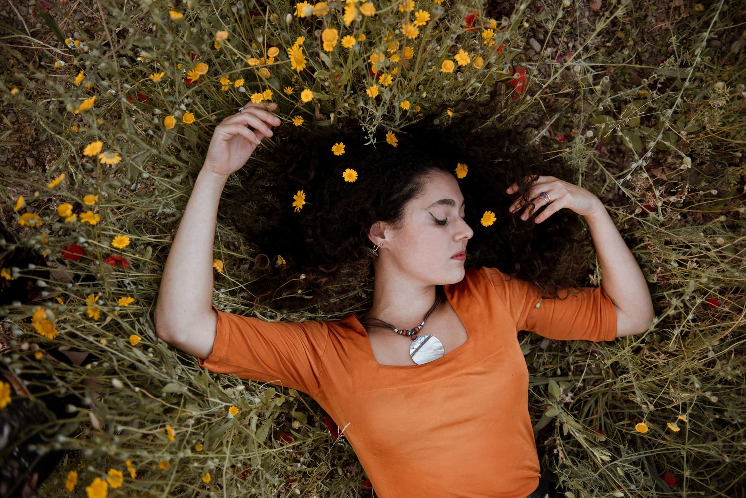 Greta la naturopata green durante un servizio fotografico per il suo personal brand come influencer e massaggiatrice