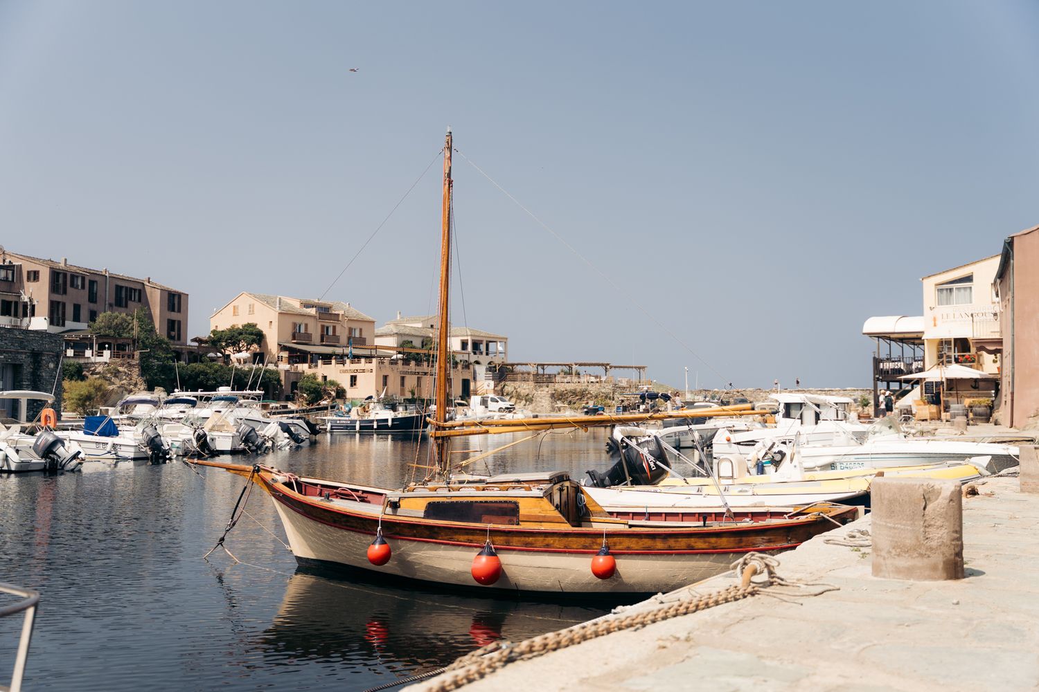 port de centuri au cap corse avec son vieux bateau en bois