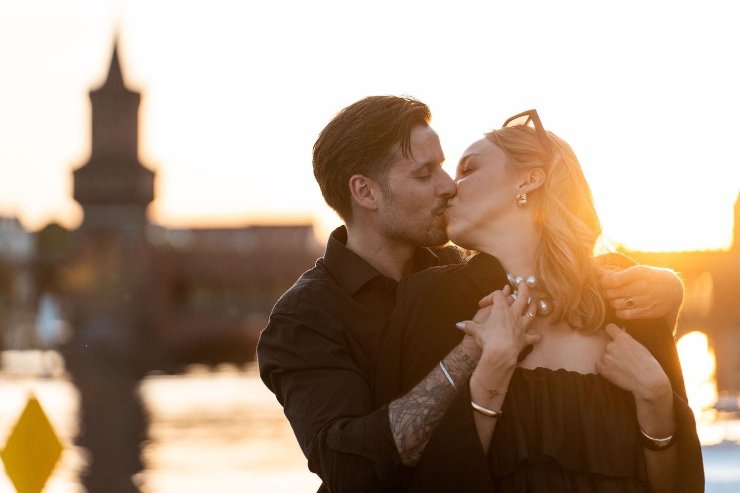 Paar Shooting bei Sonnenuntergang mit Berliner Fernsehturm
