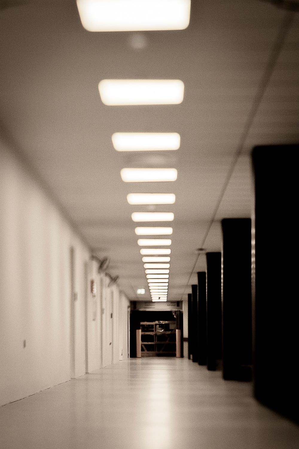 Fotografi af tom hospitalsgang i Viborg