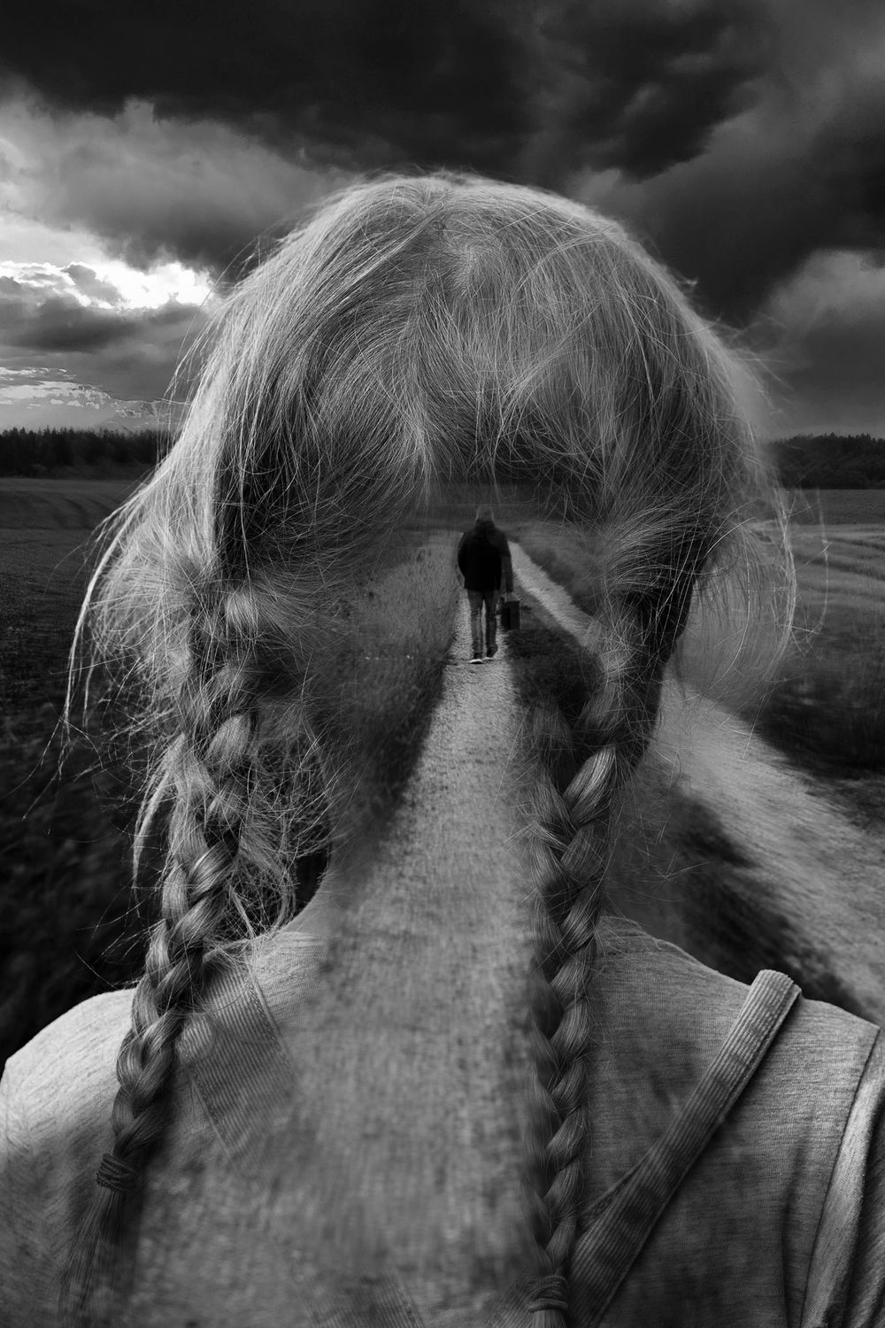 Originalt kunstfotografi af en pige der ser på at hendes fra går væk fra hende med en kuffert i hånden. Antaget til censureret udstilling.