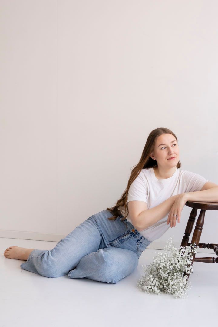 Naisen muotokuva pehmeässä luonnonvalossa, studiokuvaus Jyväskylässä, naiseus, self love