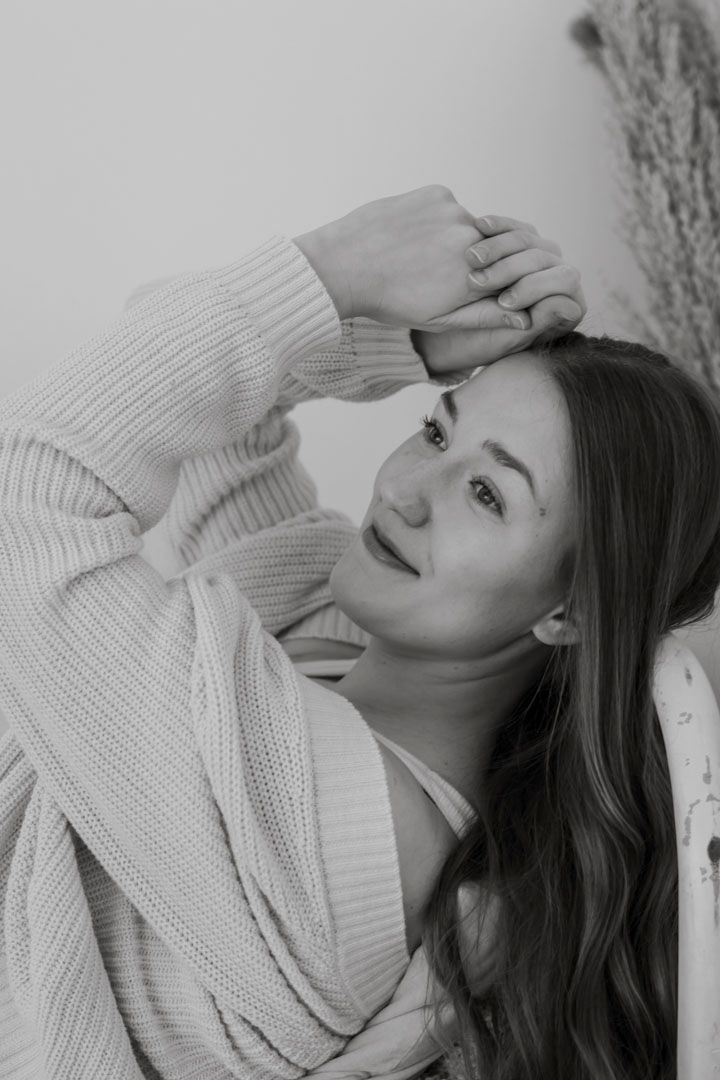 Naisen muotokuva pehmeässä luonnonvalossa, self love kuvaus