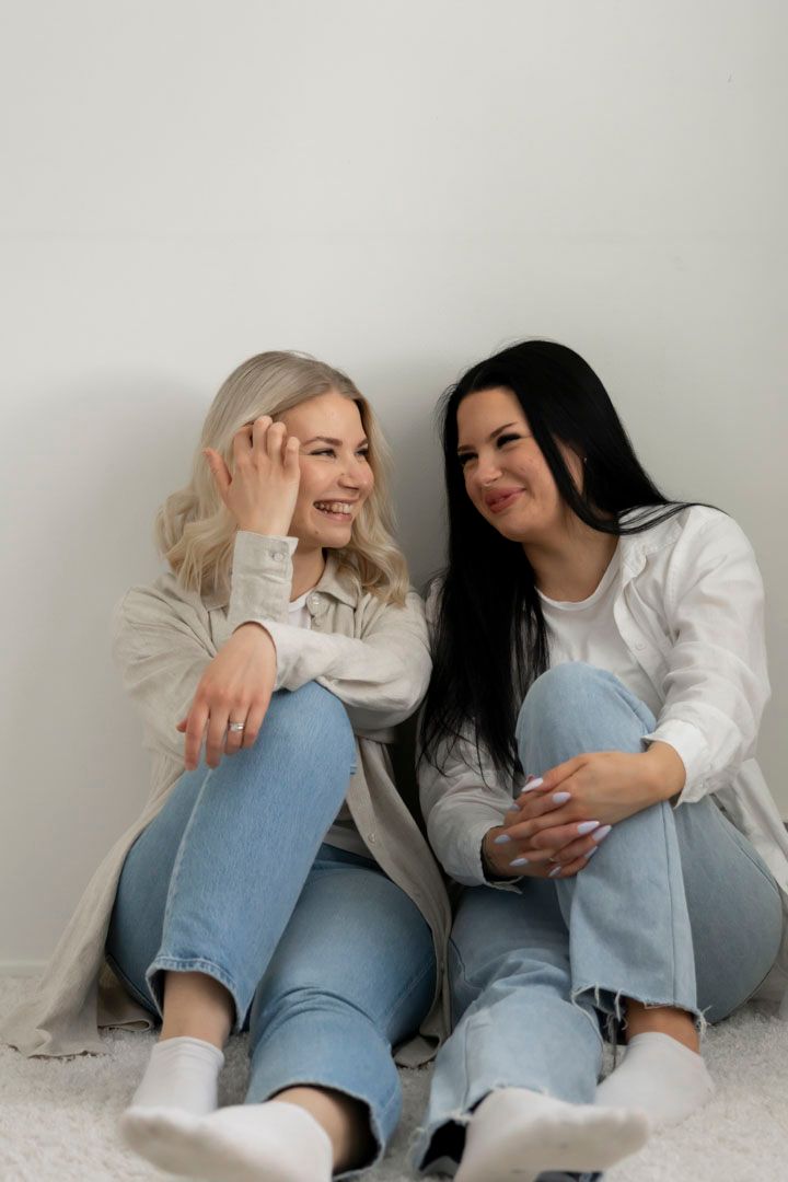 Siskosten muotokuva pehmeässä luonnonvalossa, studiokuvaus Jyväskylässä, naiseus, self love