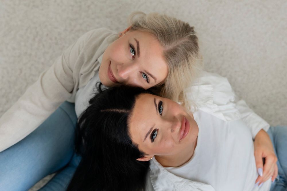 Siskoten muotokuva pehmeässä luonnonvalossa, studiokuvaus Jyväskylässä, naiseus, self love
