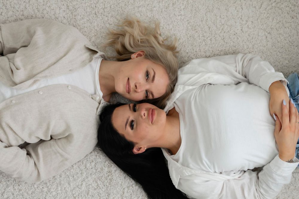 Siskosten muotokuva pehmeässä luonnonvalossa, studiokuvaus Jyväskylässä, naiseus, self love
