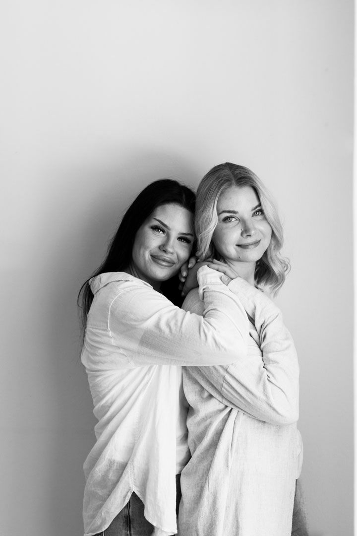 Siskosten muotokuva pehmeässä luonnonvalossa, studiokuvaus Jyväskylässä, naiseus, self love