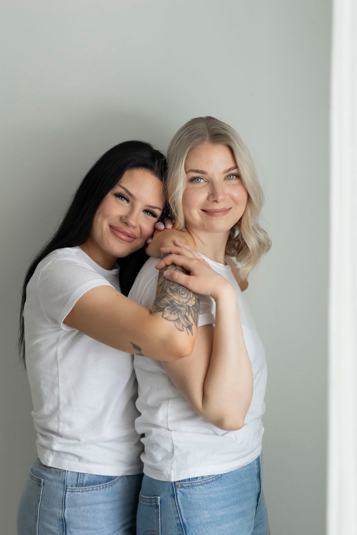 Siskosten muotokuva pehmeässä luonnonvalossa, studiokuvaus Jyväskylässä, naiseus, self love
