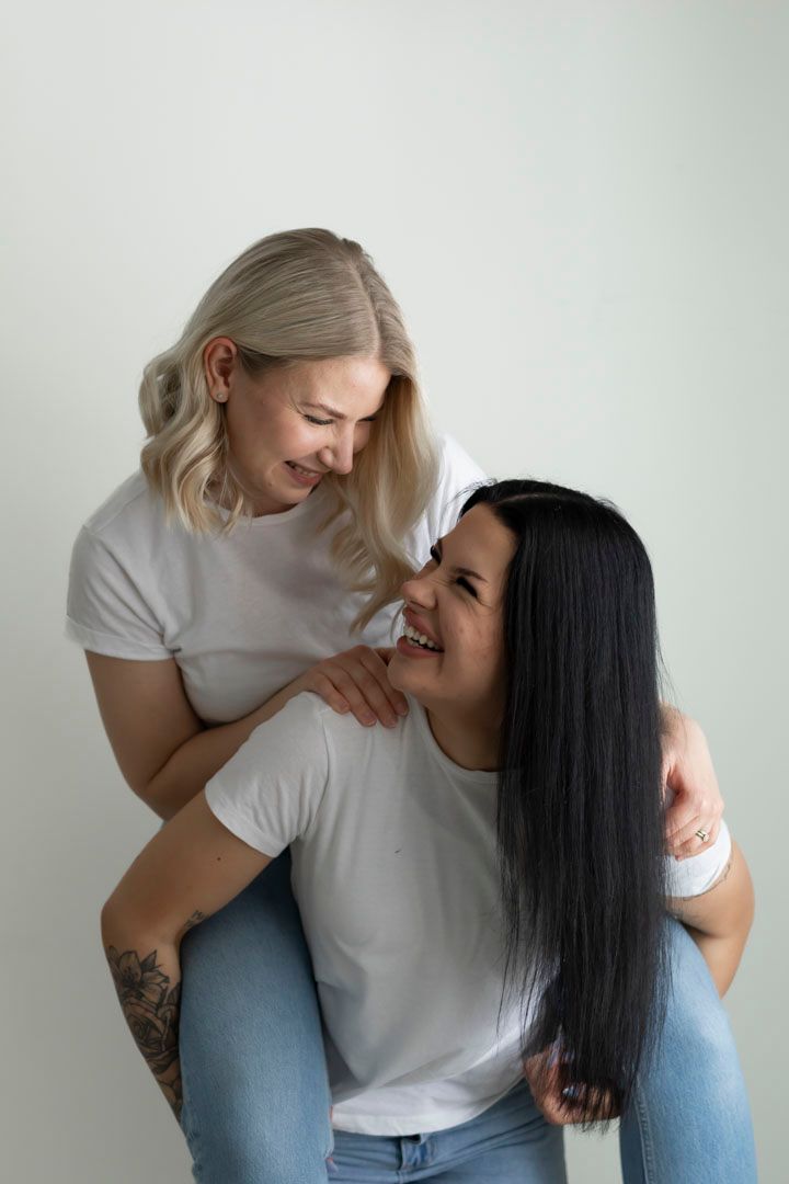 Siskosten muotokuva pehmeässä luonnonvalossa, studiokuvaus Jyväskylässä, naiseus, self love