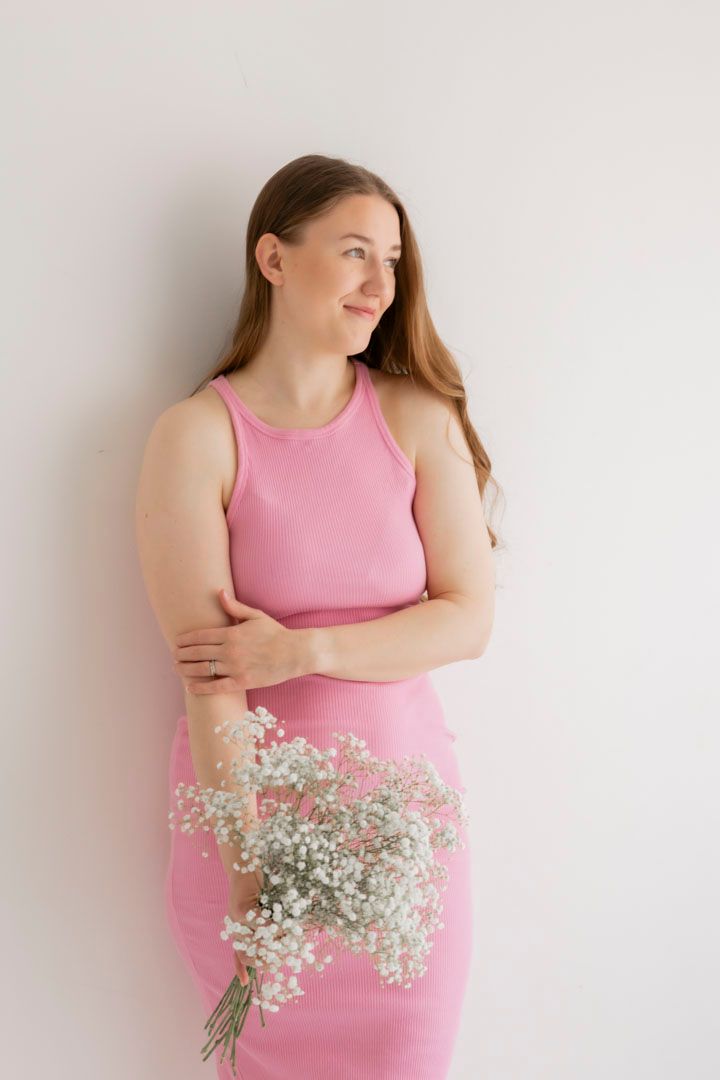 Naisen muotokuva pehmeässä luonnonvalossa, self love kuvaus