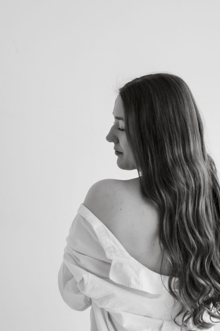 Naisen muotokuva pehmeässä luonnonvalossa, self love kuvaus, boudoir