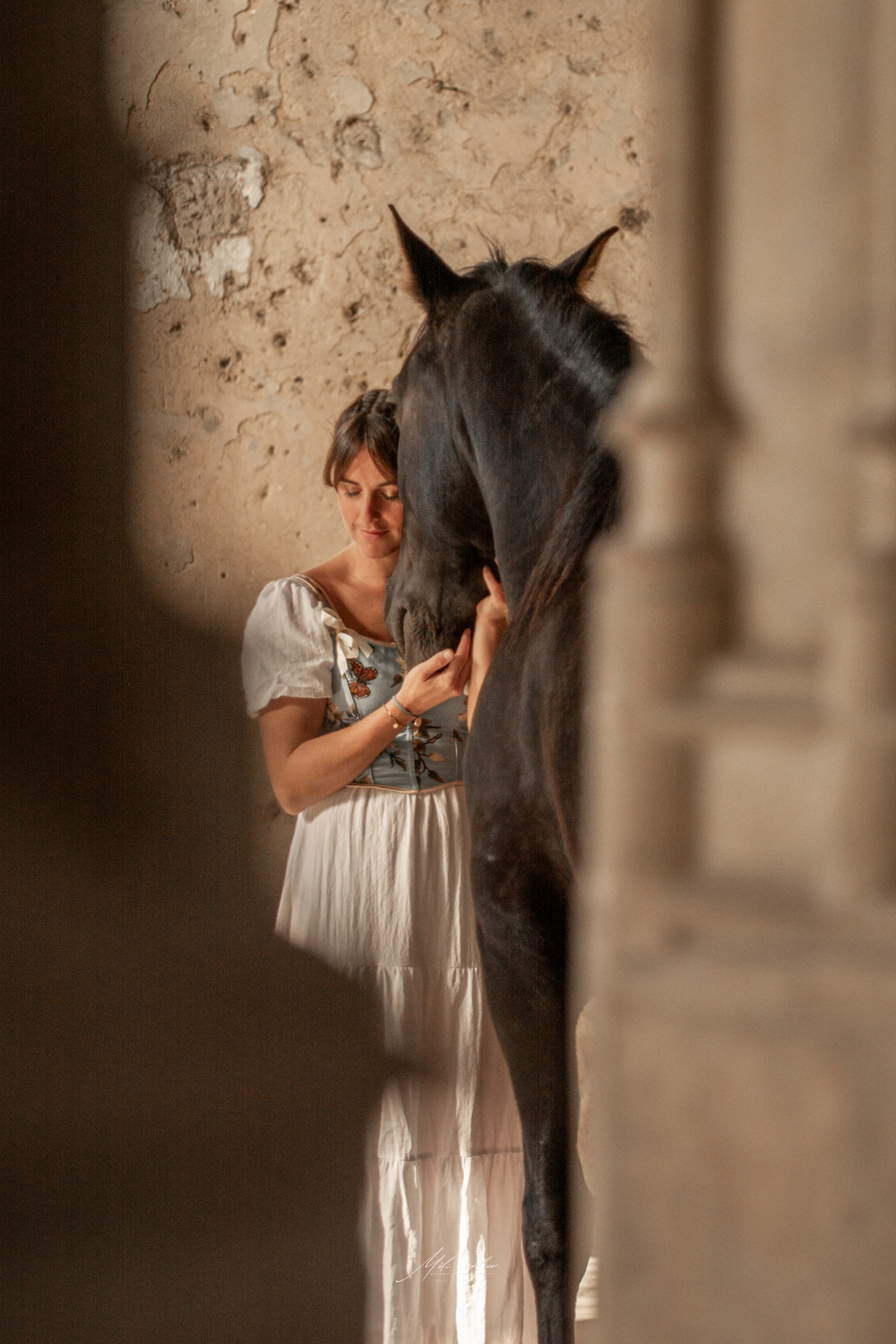 photographie cheval cloître lumière femme