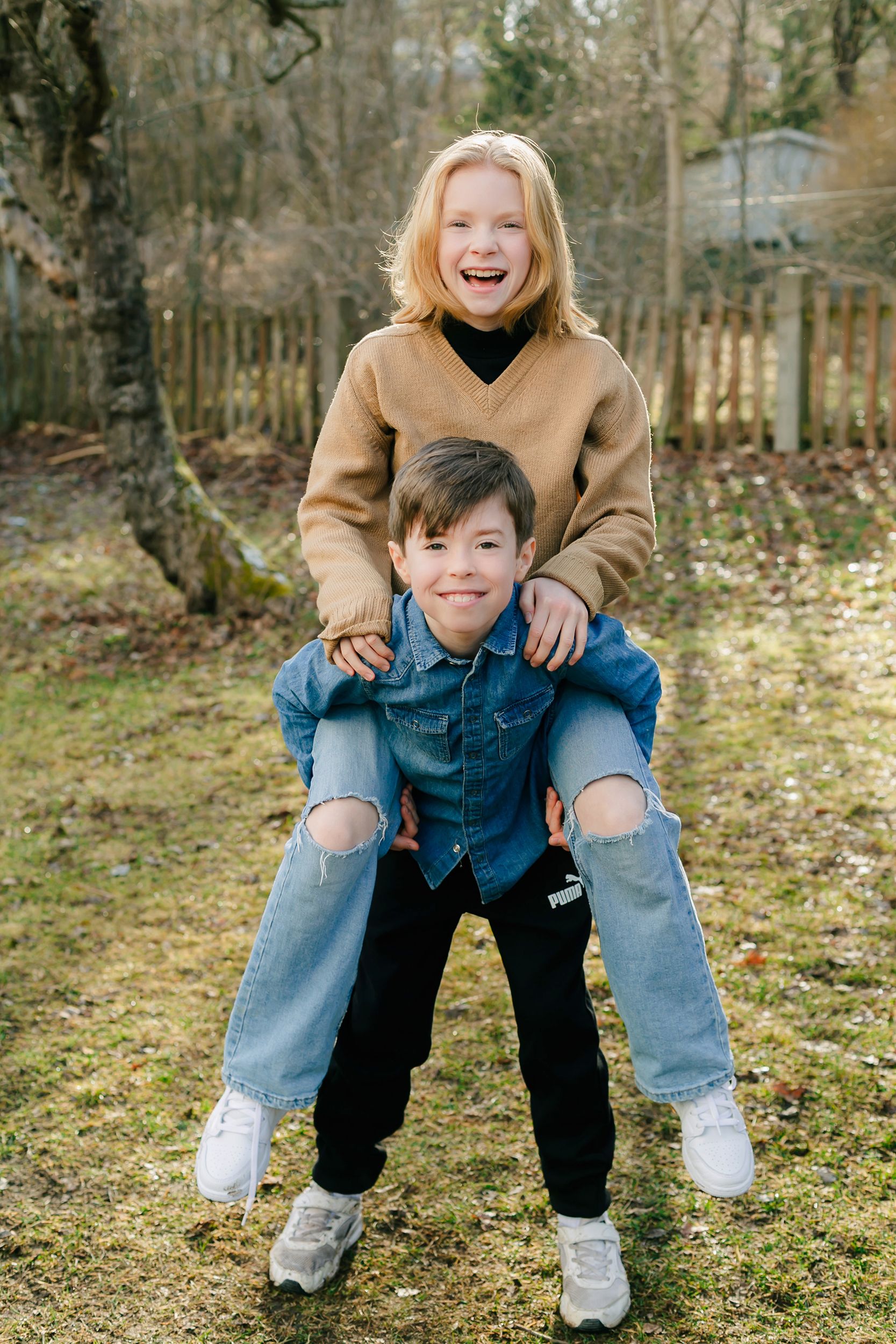 Familjen Johansson. Familjefotografering i Stockholm 31 mars 2022. Fotograf Rebecca Nordin.