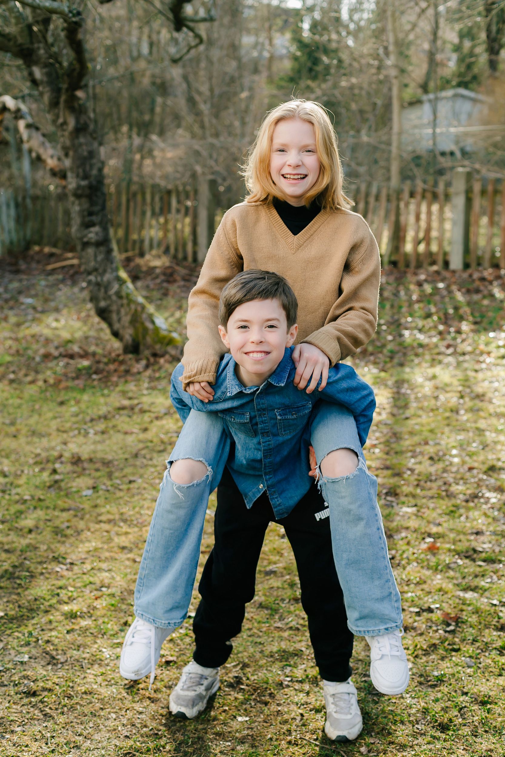Familjen Johansson. Familjefotografering i Stockholm 31 mars 2022. Fotograf Rebecca Nordin.