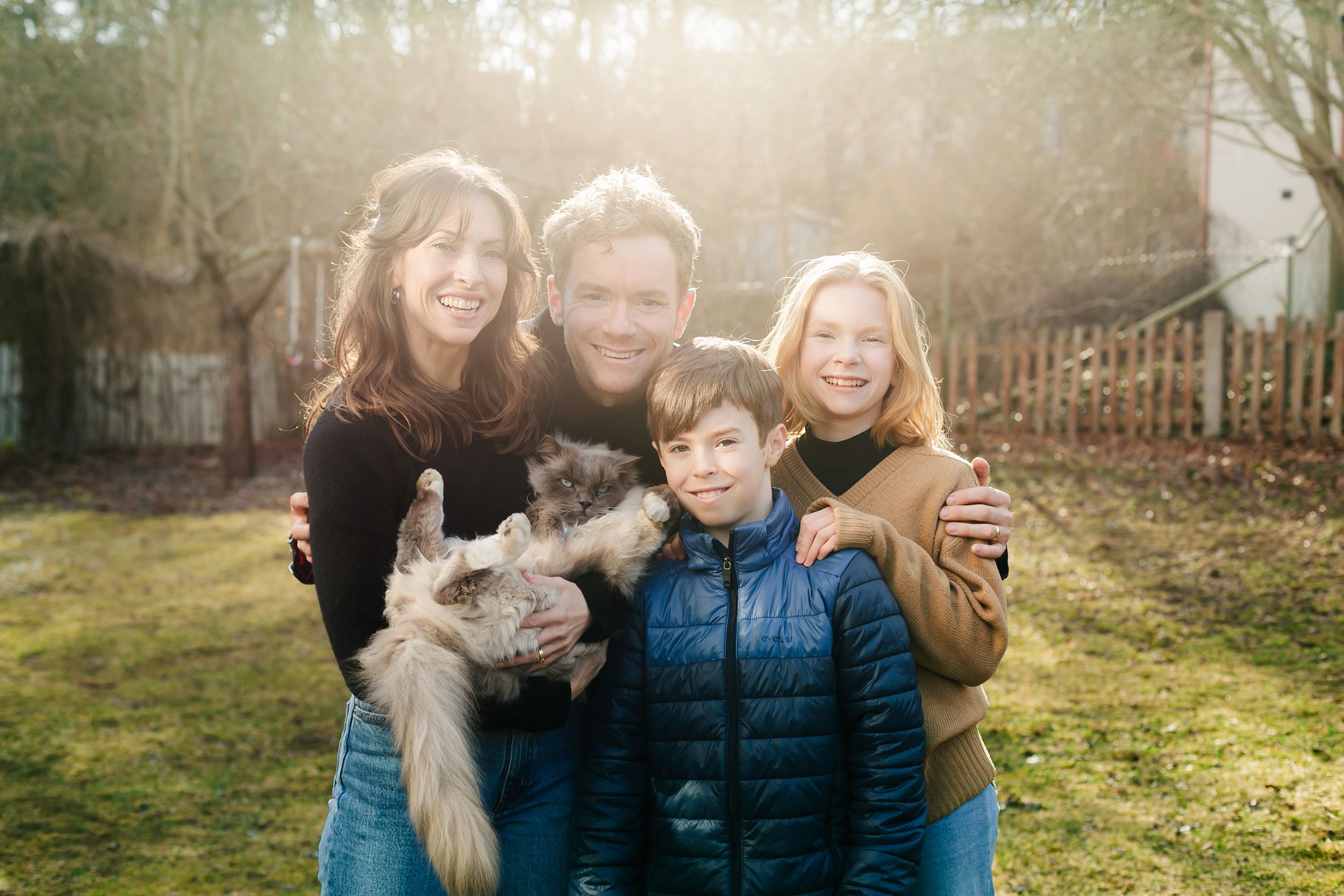 Familjen Johansson. Familjefotografering i Stockholm 31 mars 2022. Fotograf Rebecca Nordin.