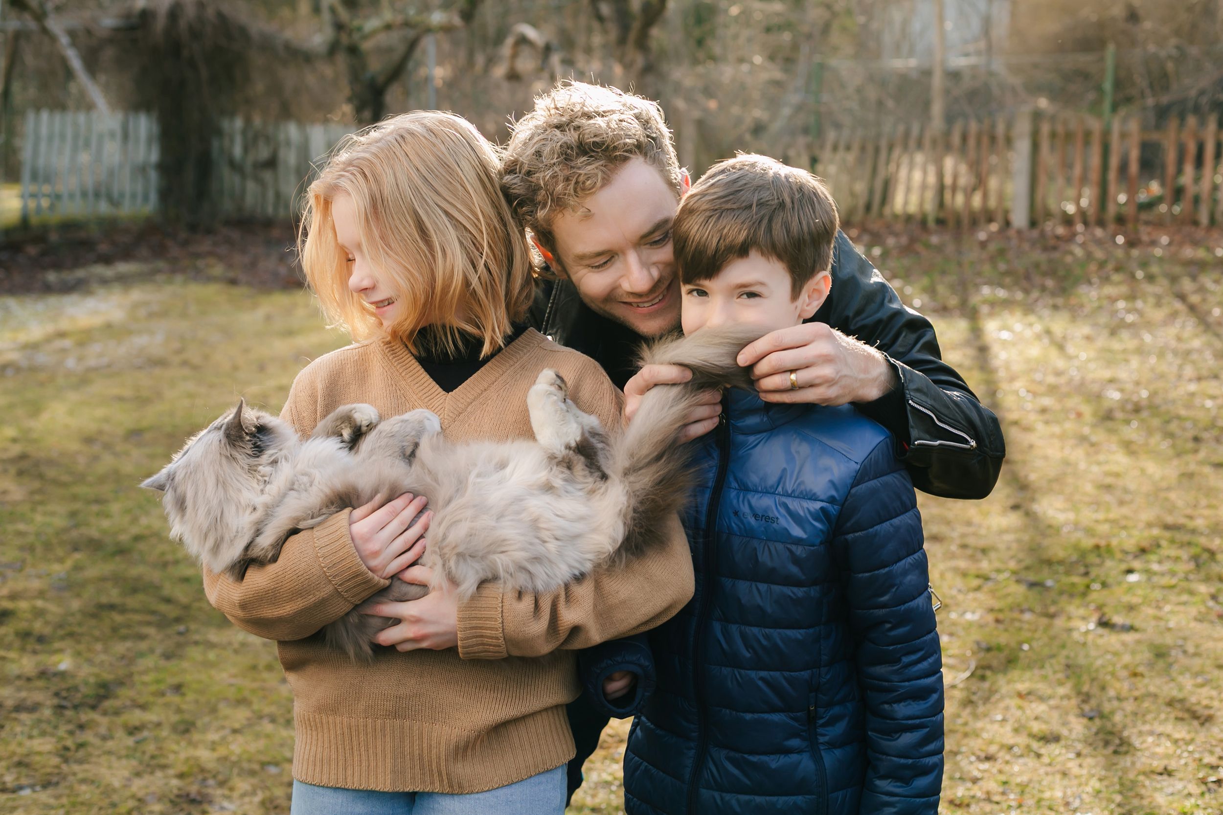 Familjen Johansson. Familjefotografering i Stockholm 31 mars 2022. Fotograf Rebecca Nordin.