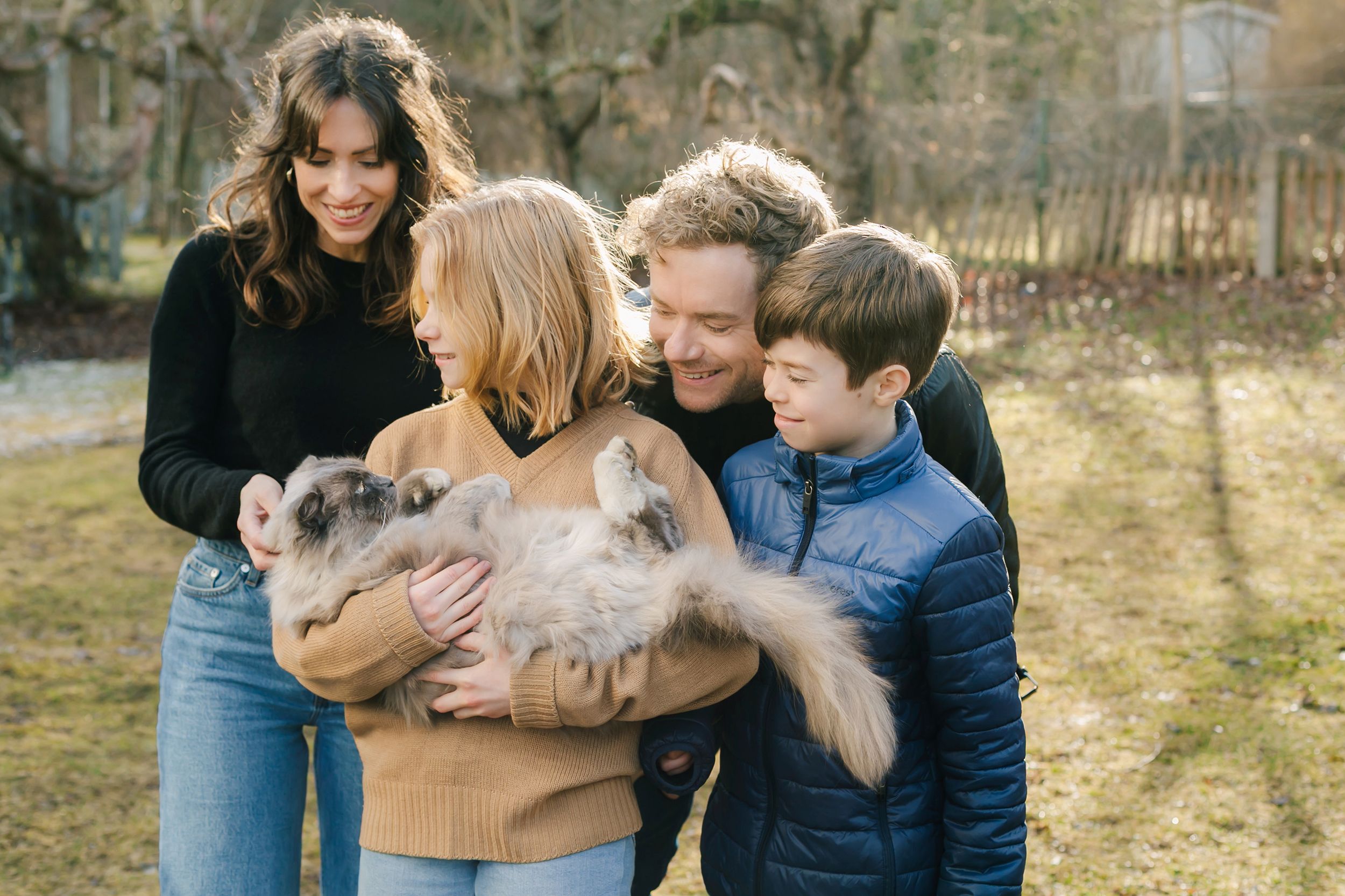 Familjen Johansson. Familjefotografering i Stockholm 31 mars 2022. Fotograf Rebecca Nordin.