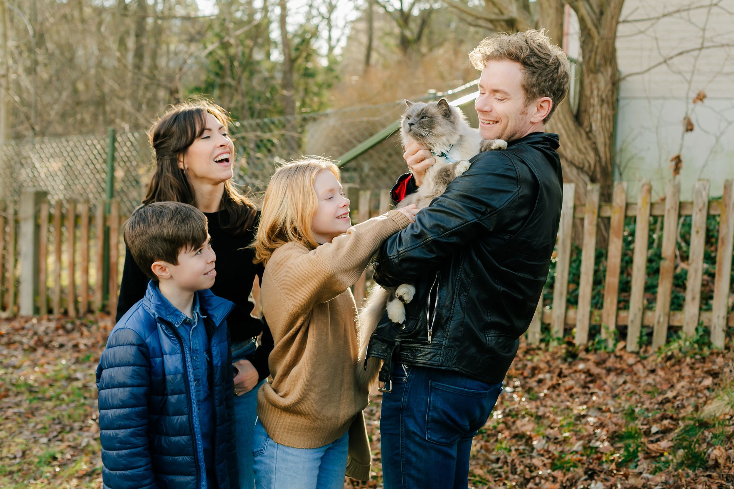 Familjen Johansson. Familjefotografering i Stockholm 31 mars 2022. Fotograf Rebecca Nordin.
