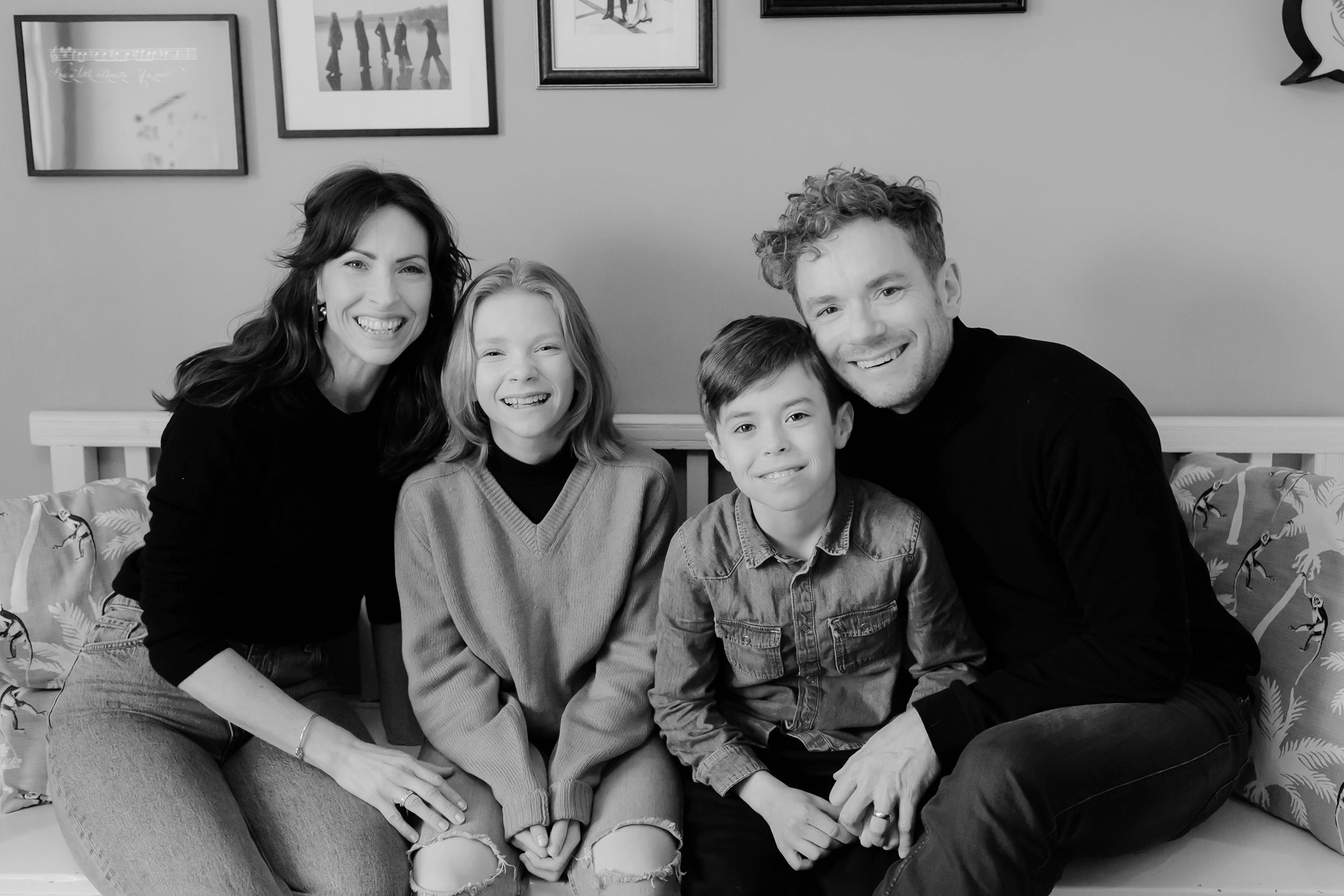 Familjen Johansson. Familjefotografering i Stockholm 31 mars 2022. Fotograf Rebecca Nordin.
