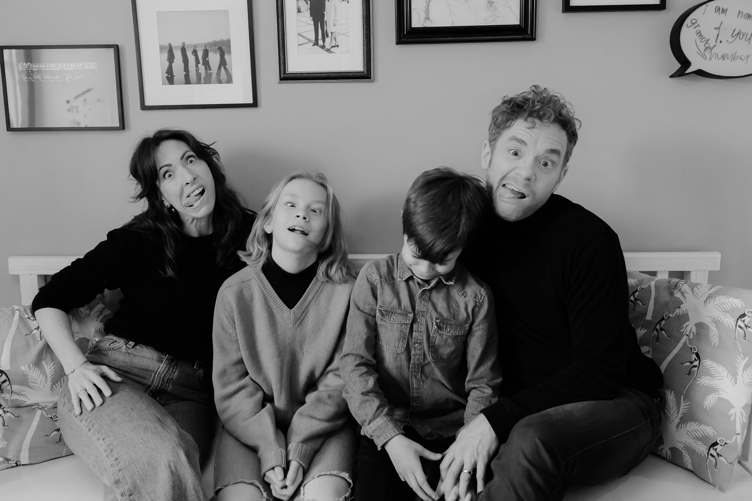 Familjen Johansson. Familjefotografering i Stockholm 31 mars 2022. Fotograf Rebecca Nordin.