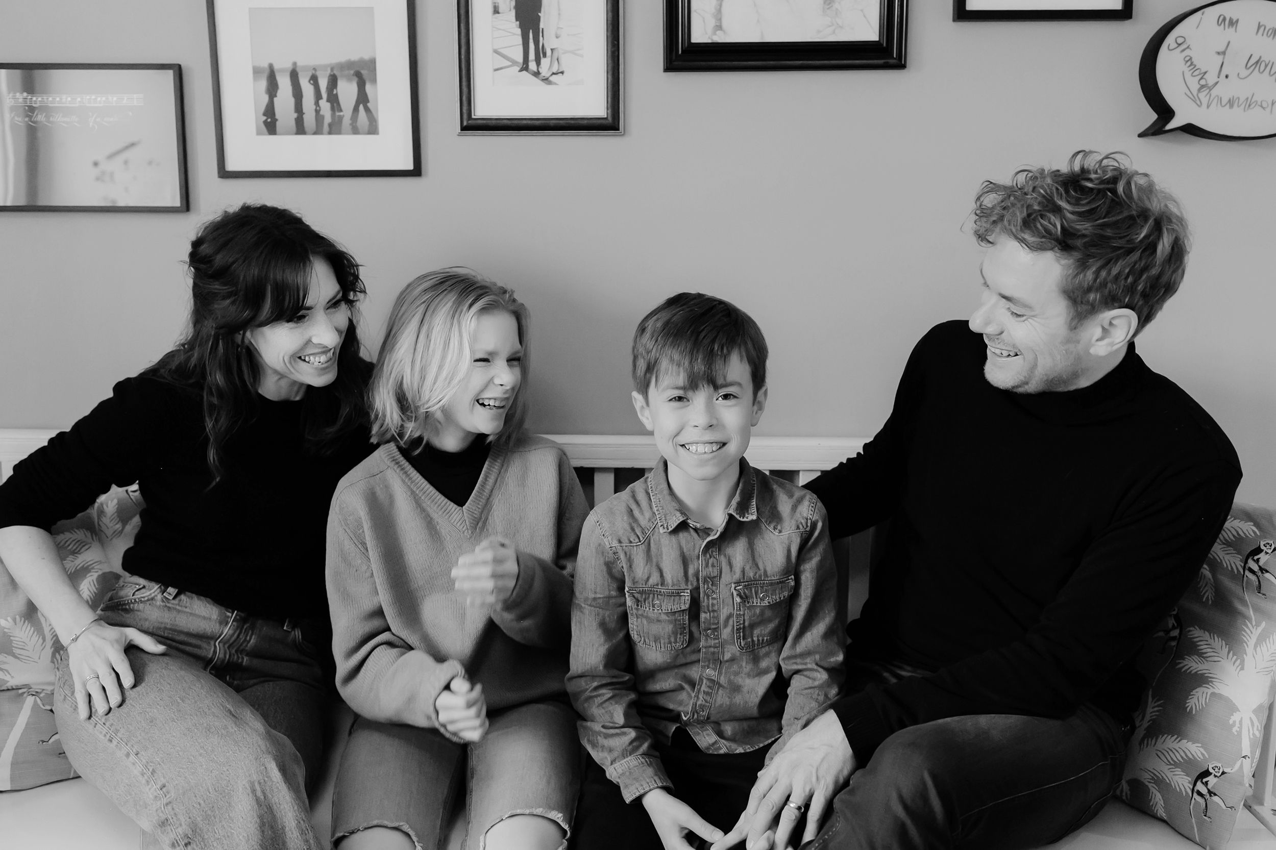 Familjen Johansson. Familjefotografering i Stockholm 31 mars 2022. Fotograf Rebecca Nordin.