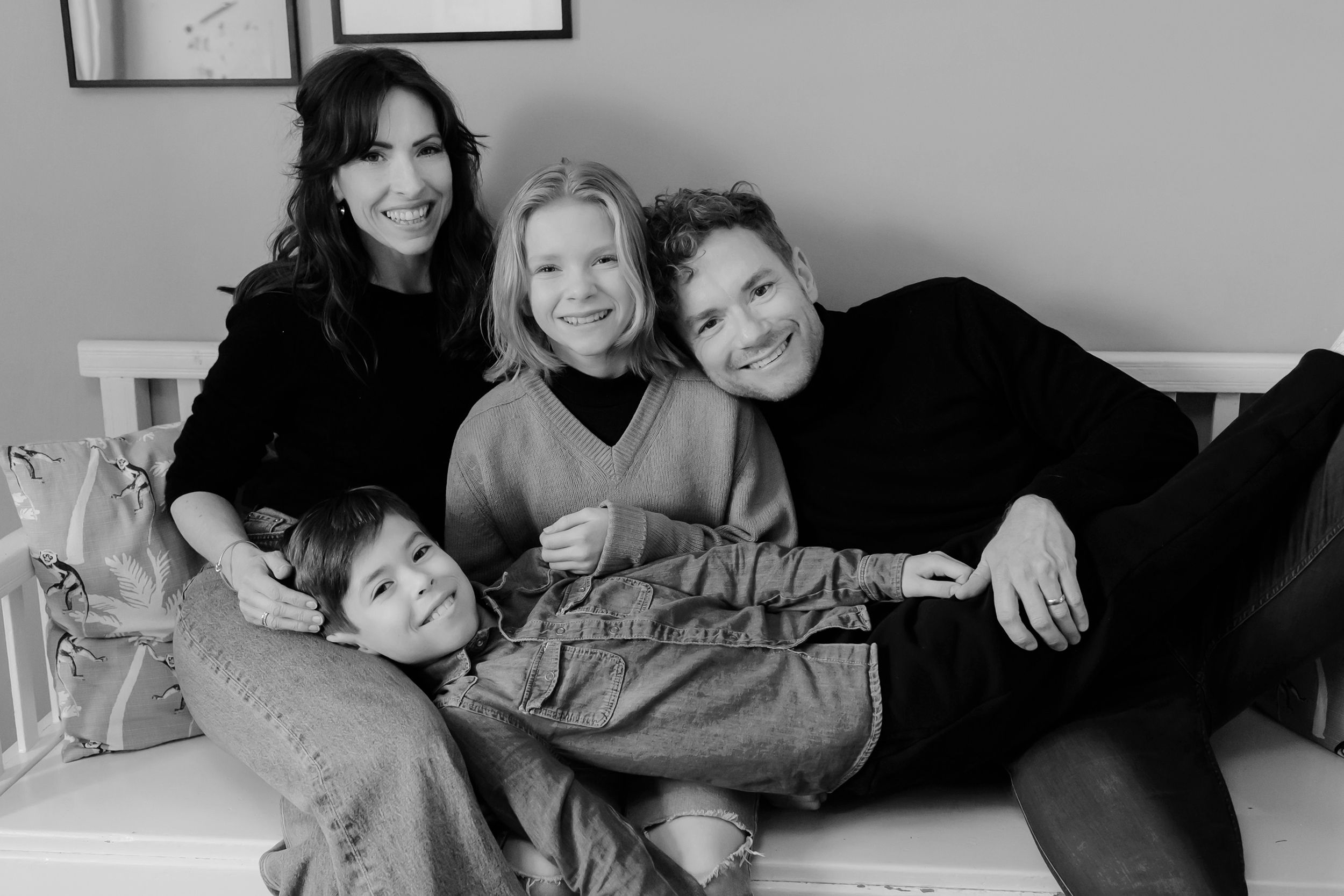 Familjen Johansson. Familjefotografering i Stockholm 31 mars 2022. Fotograf Rebecca Nordin.