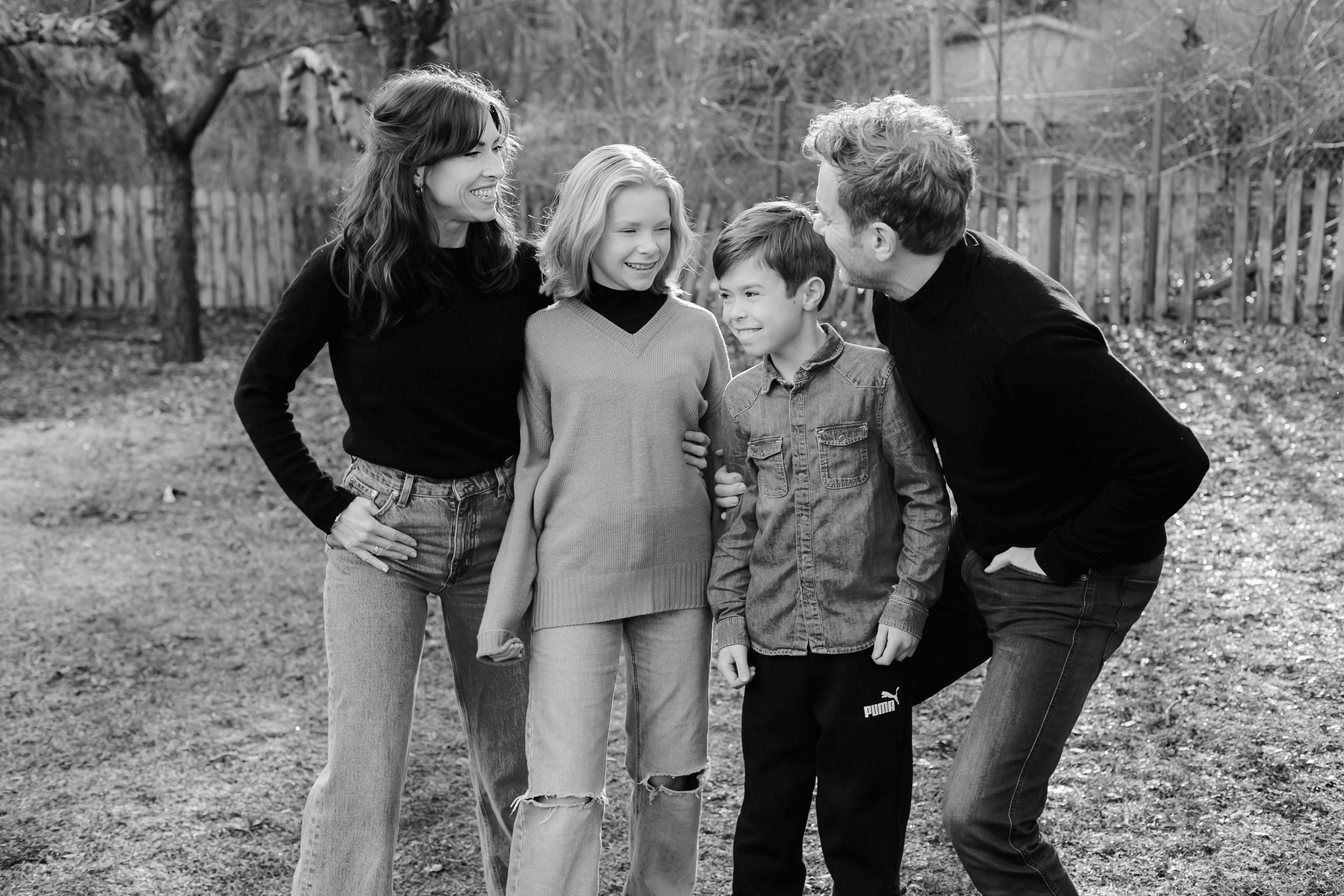 Familjen Johansson. Familjefotografering i Stockholm 31 mars 2022. Fotograf Rebecca Nordin.
