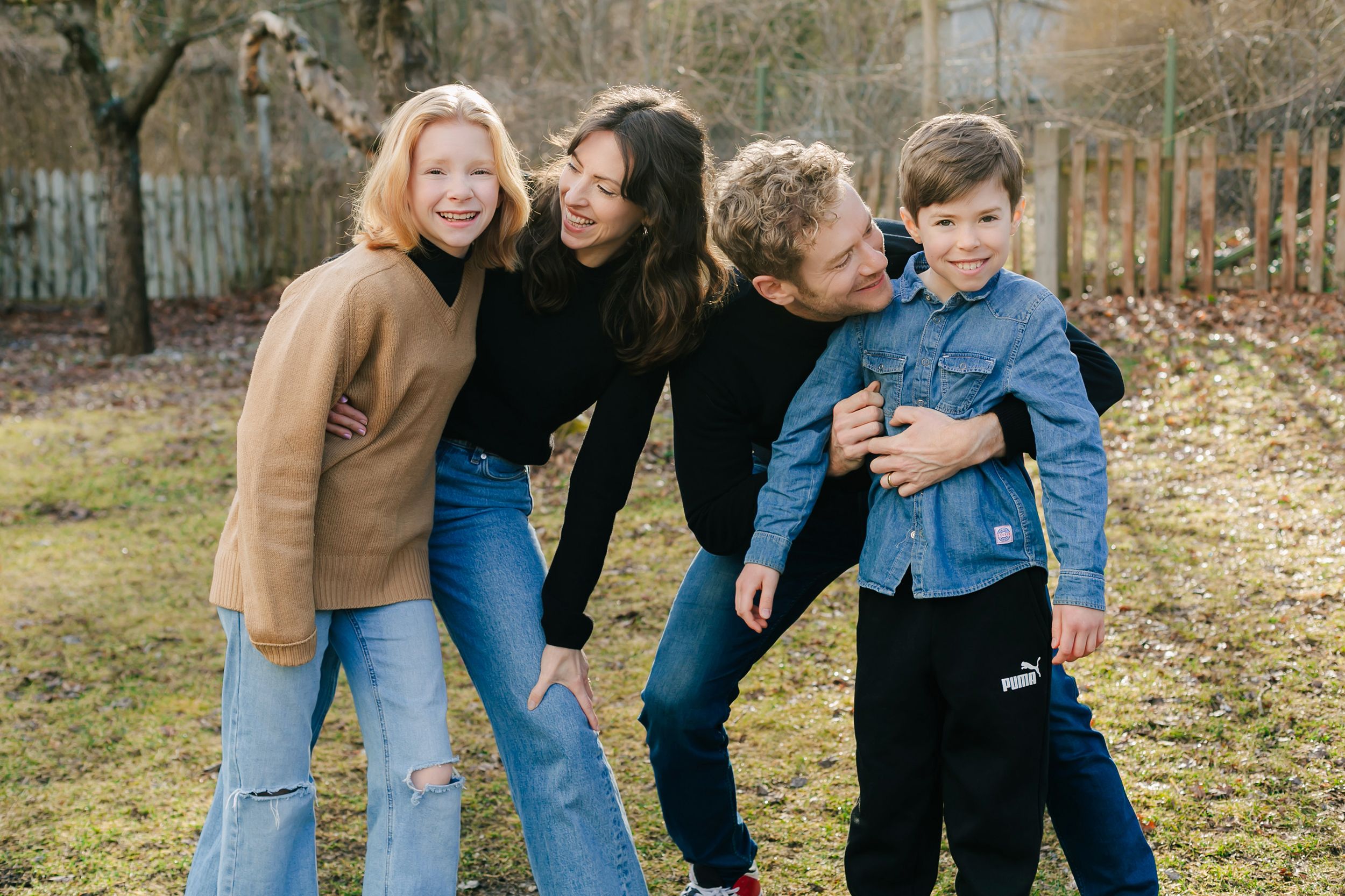 Familjen Johansson. Familjefotografering i Stockholm 31 mars 2022. Fotograf Rebecca Nordin.