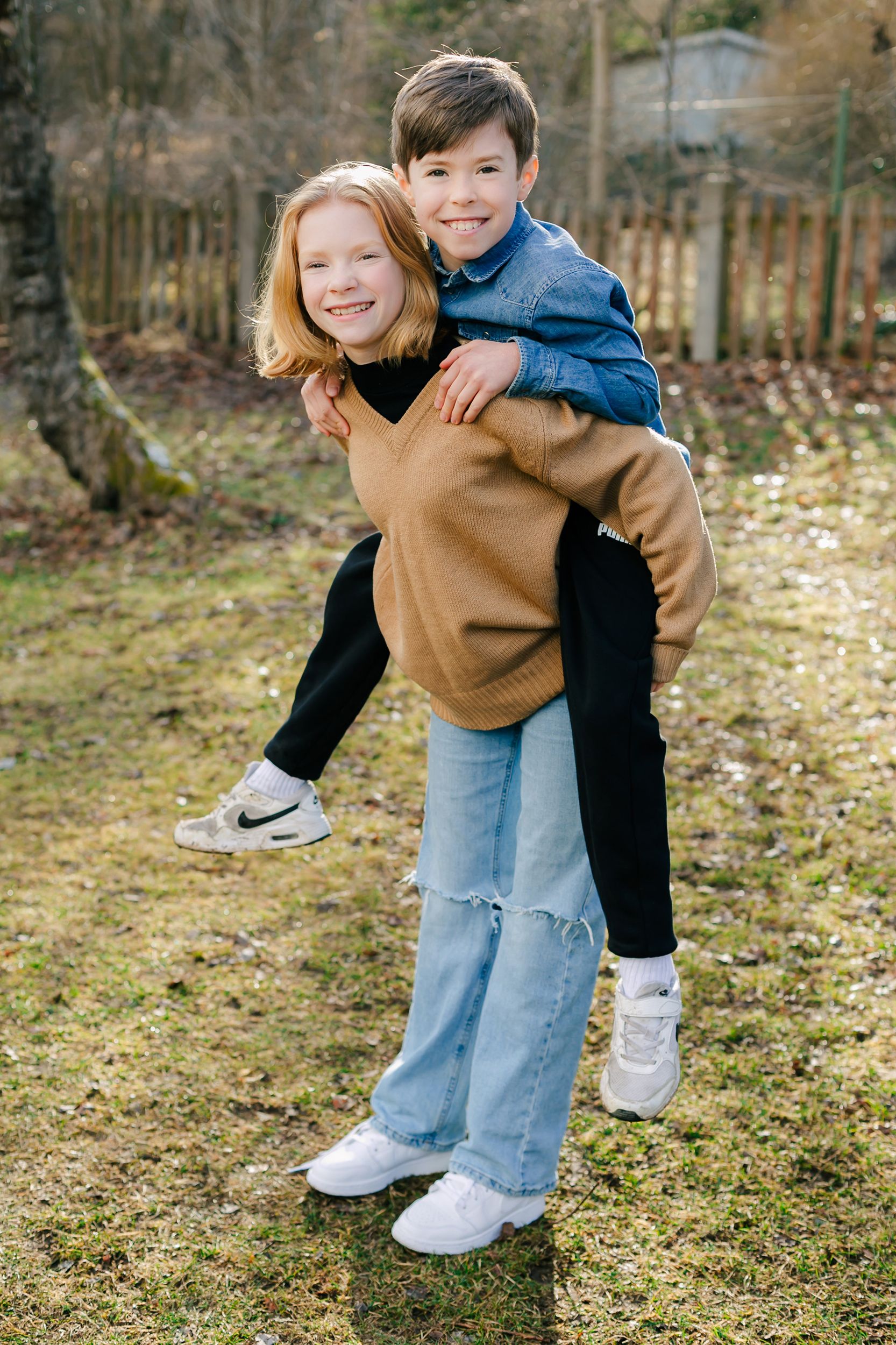 Familjen Johansson. Familjefotografering i Stockholm 31 mars 2022. Fotograf Rebecca Nordin.