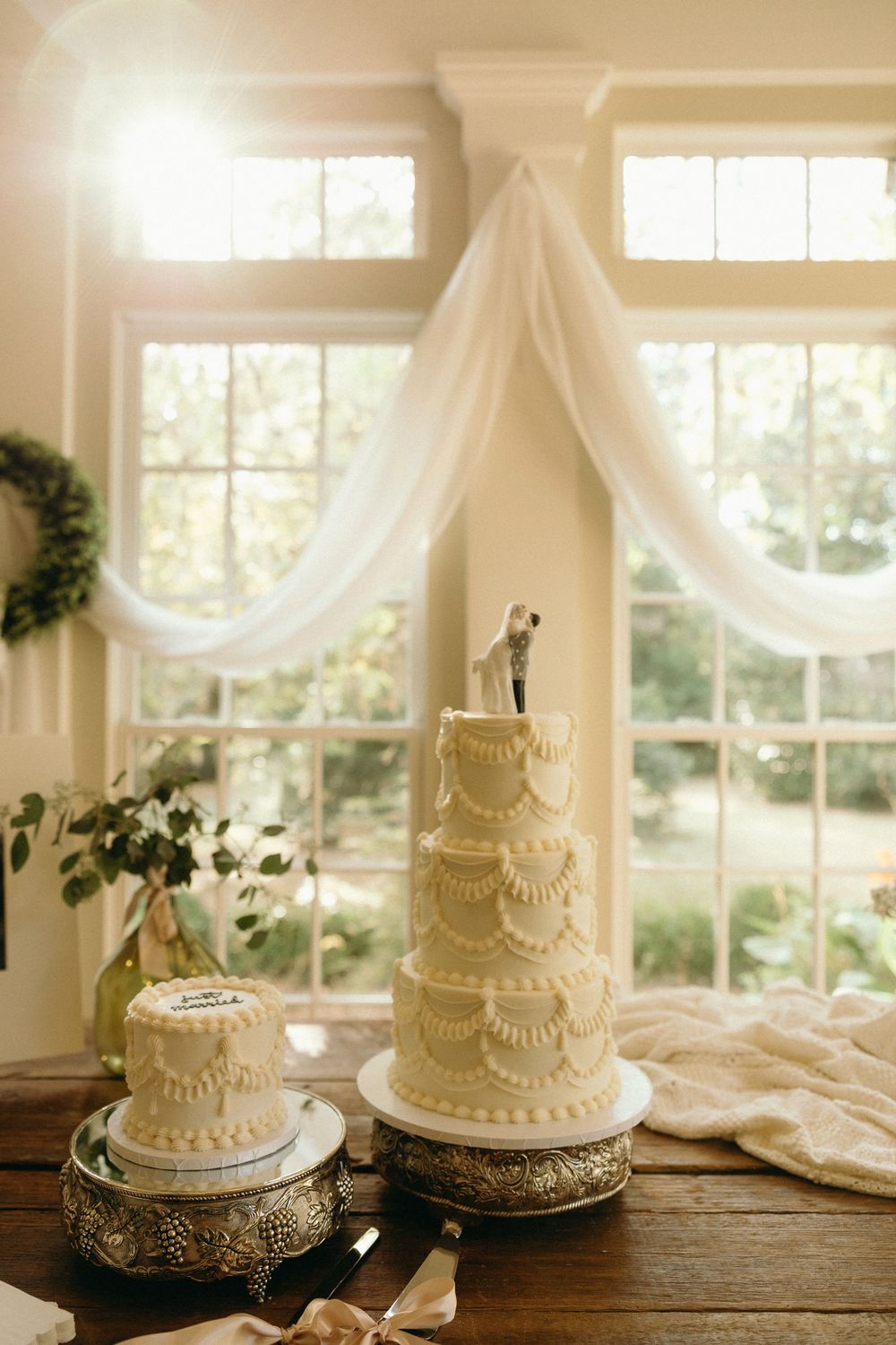 Photograph of a wedding cake at The Elms of Coosada in Coosada, Alabama