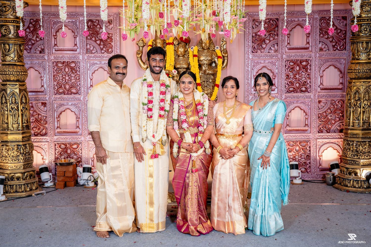 bride family portrait by Jeno Photography