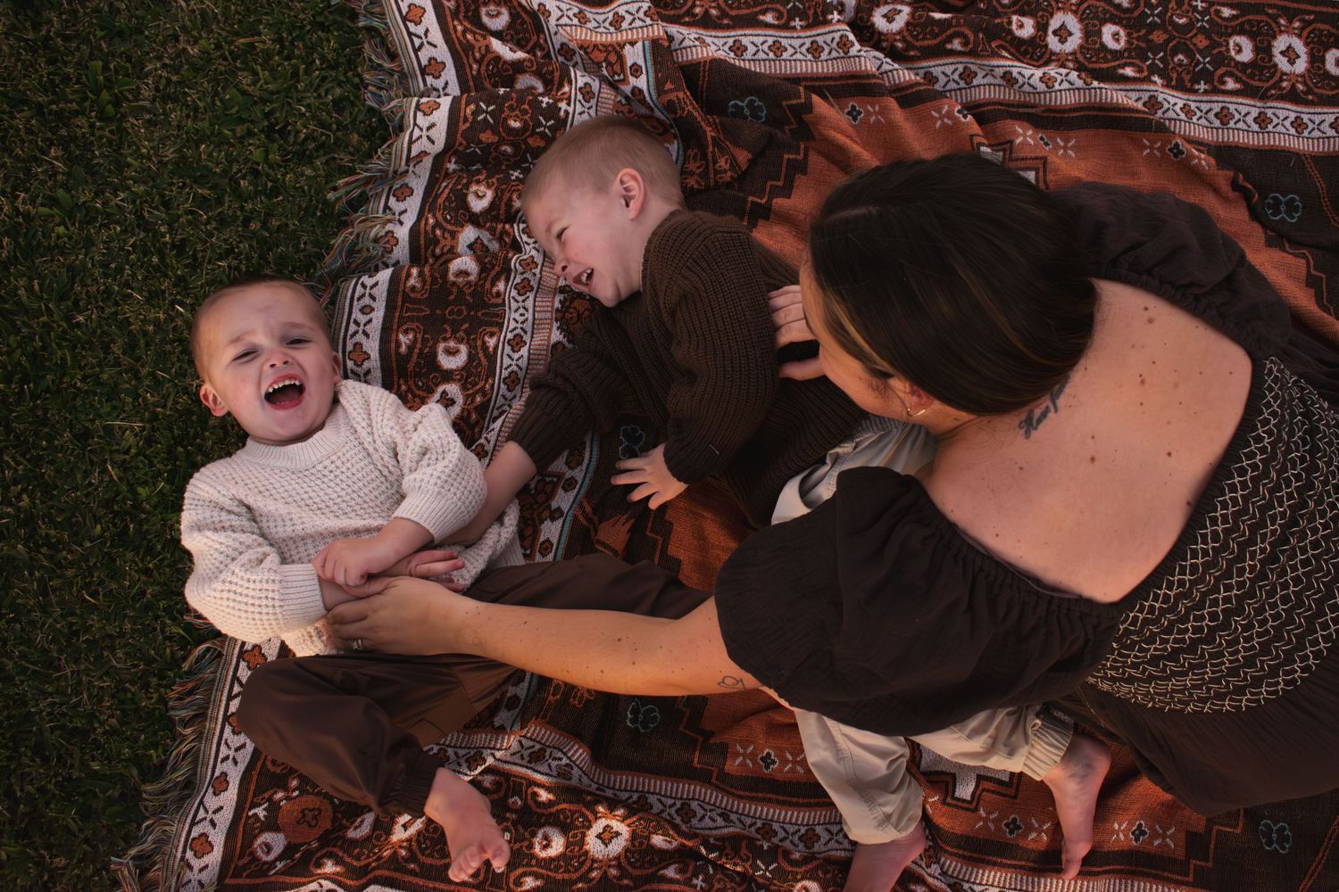 Newcastle family photographer capturing mother tickling children