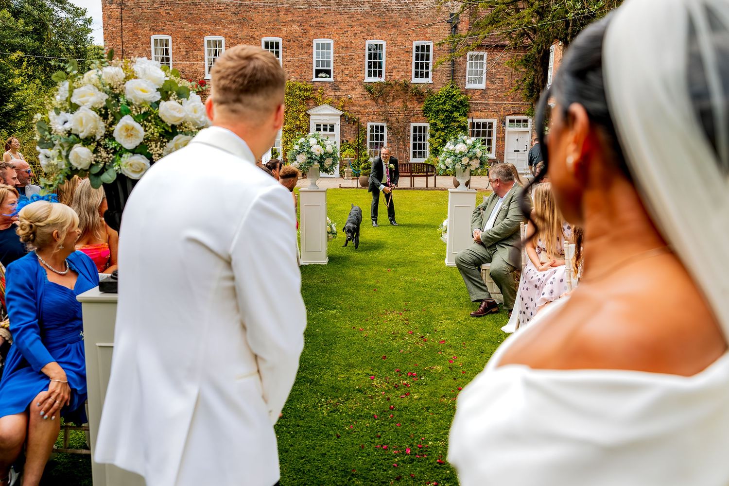 Relaxed and unobtrusive wedding photography at a wedding ceremony.