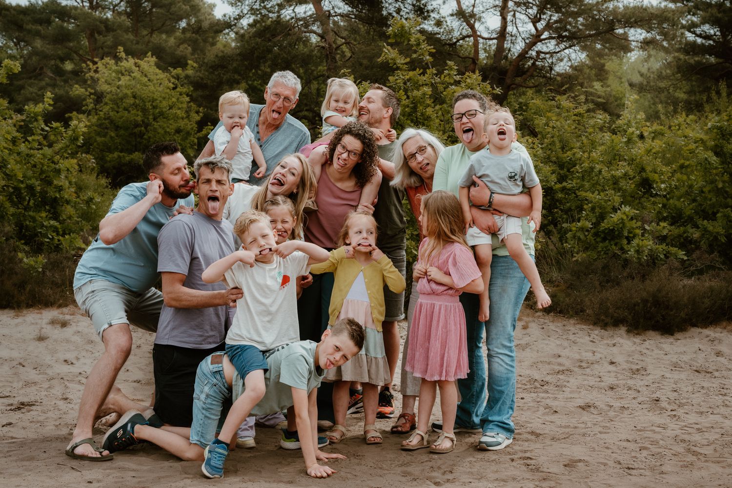 Chaotische fotoshoot, zomer in Assen, lekker gek doen met ouders en familie, iedereen is blij