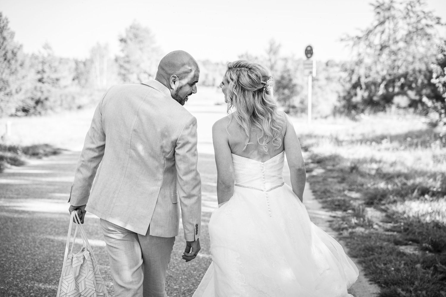 Brautpaar bei einem entspannten Spaziergang im Grünen – Hochzeitsfotografie in Regensburg und Umgebung.