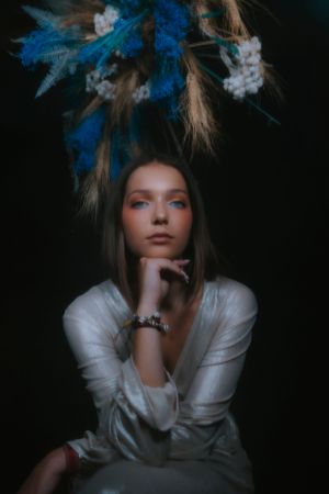 Portrait artistique aux fleurs séchées