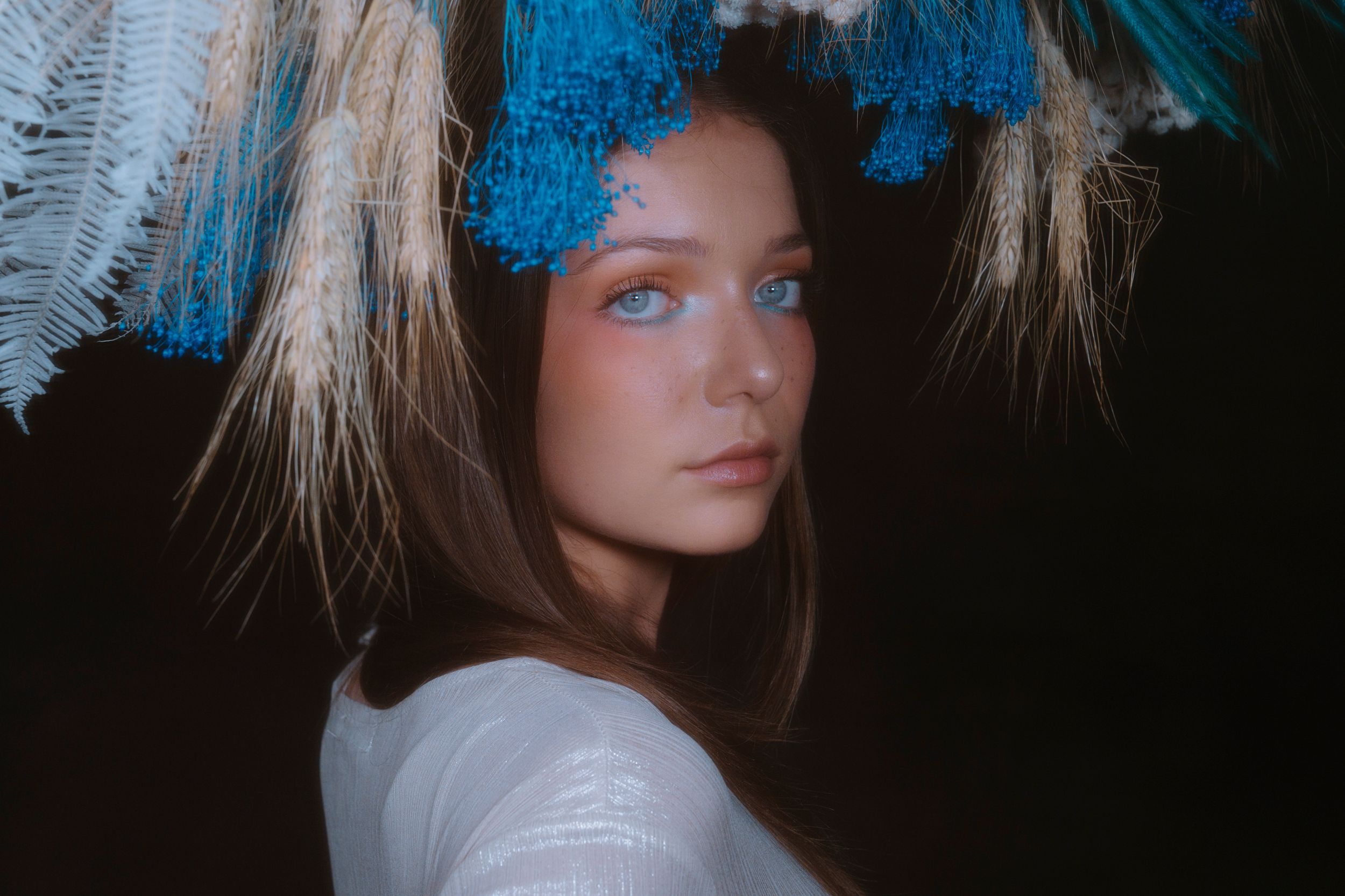 Portrait artistique avec une coiffure de fleurs séchées