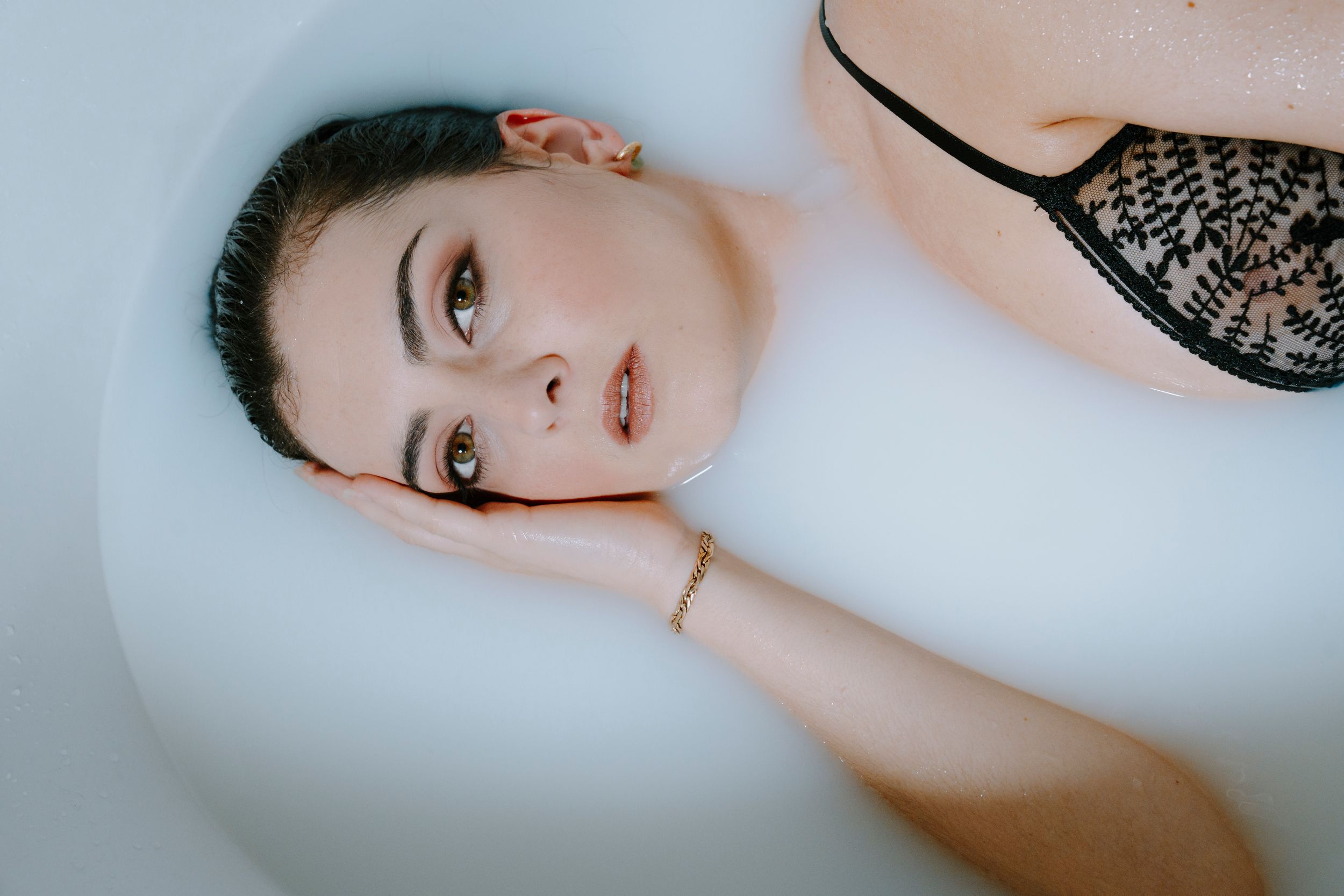 Portrait sensible de femme révélant sa féminité naturelle et sa douceur