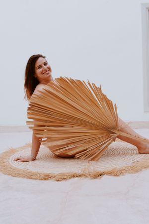 Portrait de femme lors d'une séance de thérapie par l'image à la retraite sistres Nomad', à l'ombre de la feuille de palmier