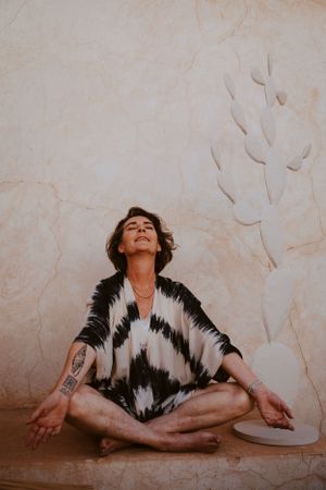 Portrait de femme lors d'une séance de thérapie par l'image à la retraite sistres Nomad' à Marrakech