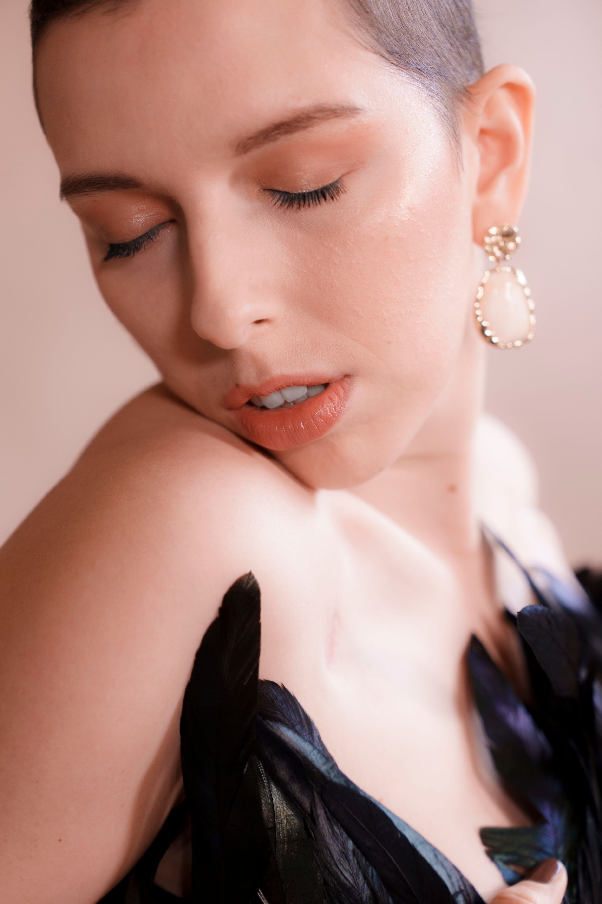 Portrait de femme pour Octobre Rose, maquillage beauté naturel.