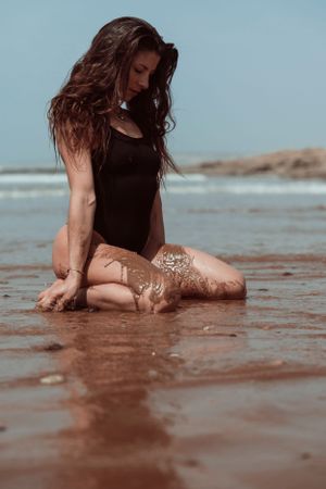 Portrait sensible de femme révélant sa féminité naturelle et sa douceur