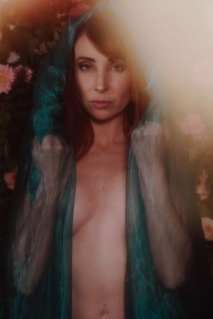 Portrait de femme artistique lors d'une séance de thérapie par l'image