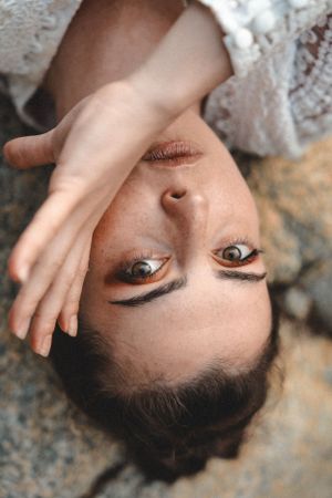 Portrait de femme lors d'une séance de thérapie par l'image dans une crique en Espagne