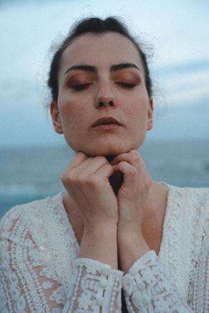 Portrait de femme lors d'une séance de thérapie par l'image dans une crique en Espagne