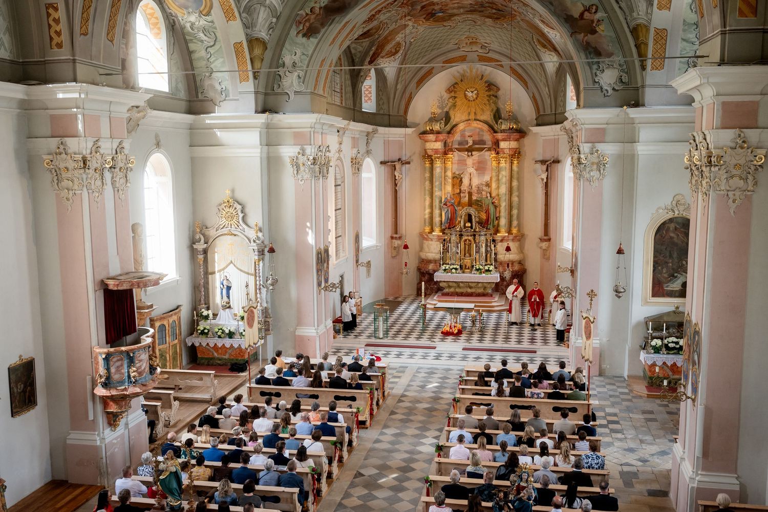 Weitwinkelaufnahme des Kircheninneren voller Gäste während der Firmung